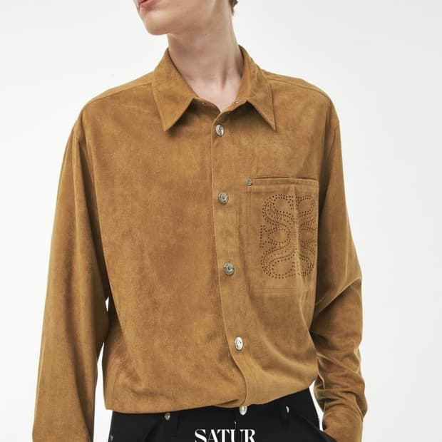 SATUR 펀치드 로고 스웨이드 셔츠