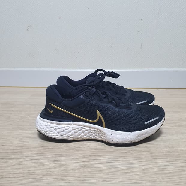 나이키 줌X 인빈서블 런 블랙 골드 265