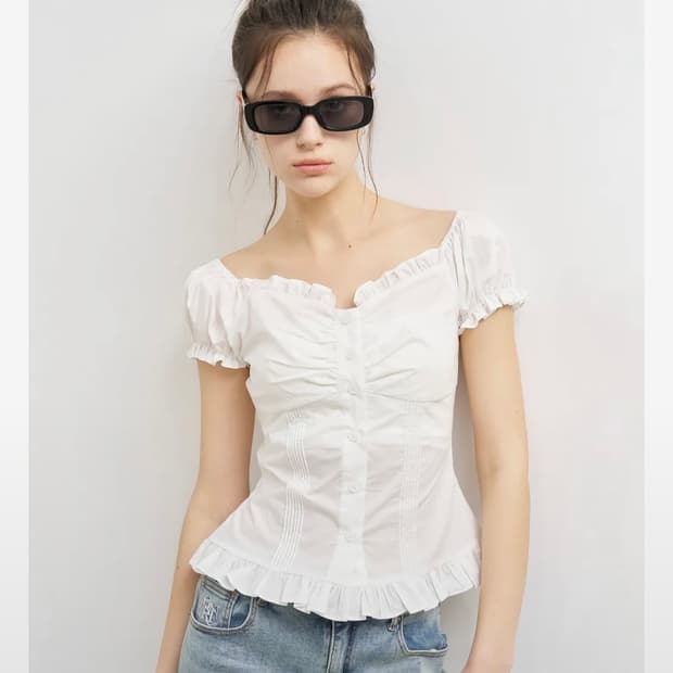 재너럴아이디어 캡 슬리브 하트넥 셔링 블라우스