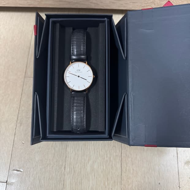 다니엘 웰링턴 클래식 셰필드 가죽시계 36mm