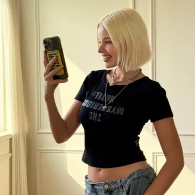 더미스테리어스호텔 로고 반팔 티