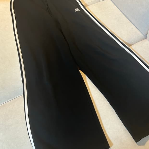 아디다스 에센셜 삼선 프렌치 테리 와이드 팬츠 블랙