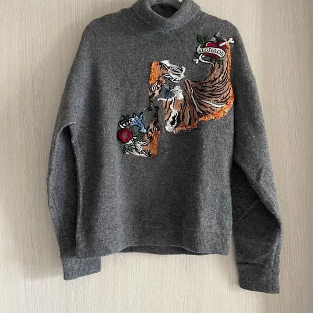 시스템 더한섬 타이거 자수 울 니트 스웨터