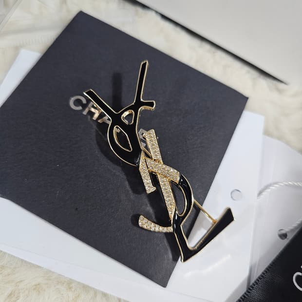 생로랑 업사이클링 블랙브로치