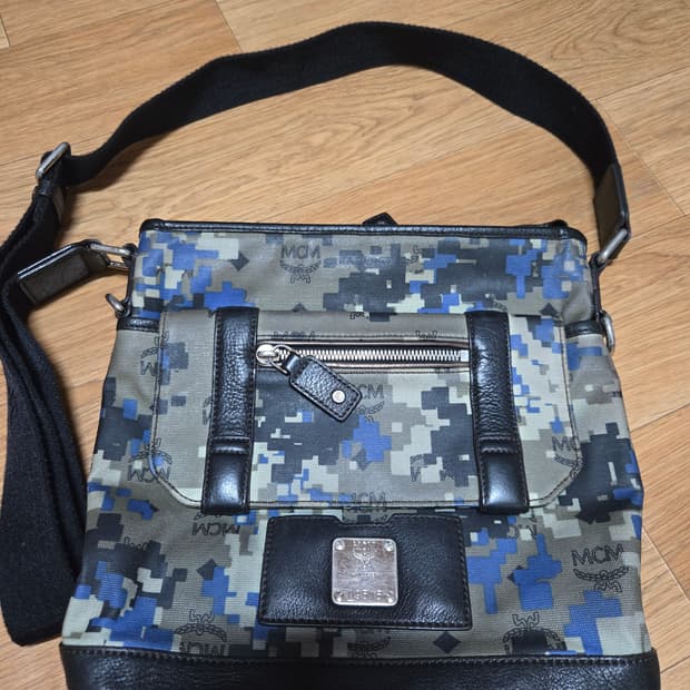 MCM 정품 카모 크로스백