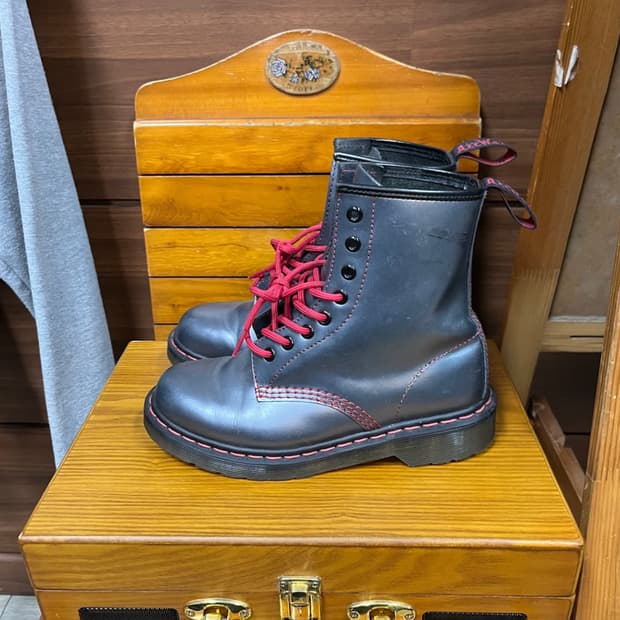 Dr.Martens 하이 16홀 부츠