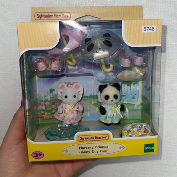 실바니안 단짝 아기친구들의 비 오는 날 산책