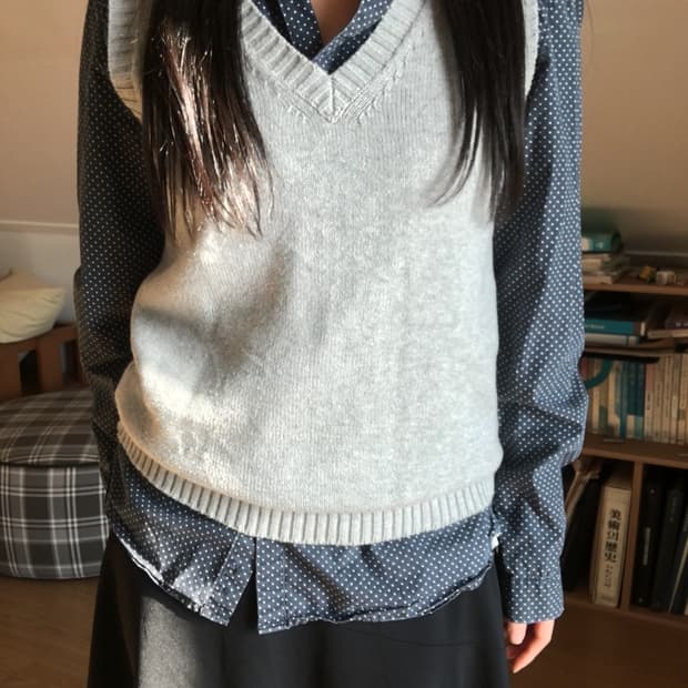 V-neck knit vest Grey