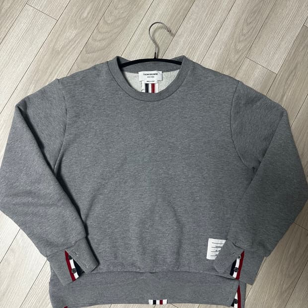 톰브라운 백삼선 RWB 스트라이프 맨투맨