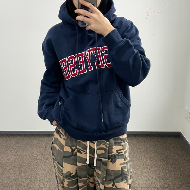 Yeseyesee 예스아이씨 레드 스펠아웃 로고 네이비 후드티