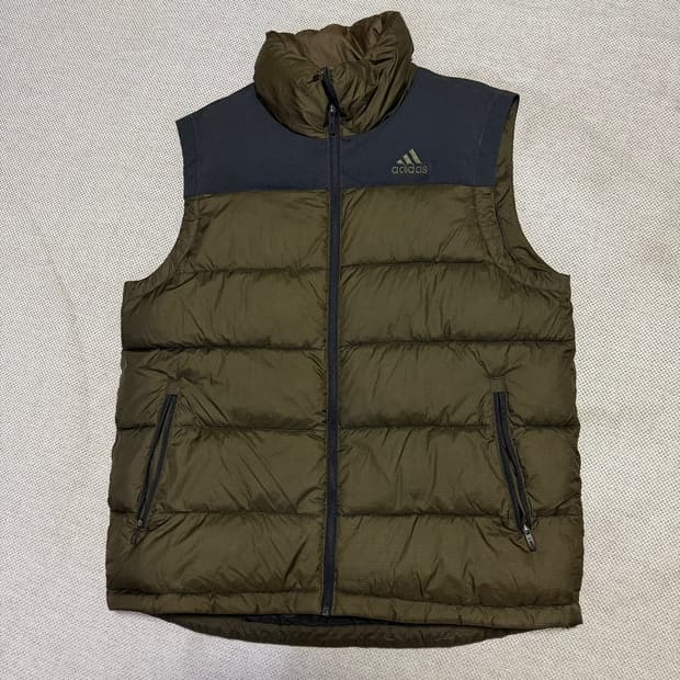 아디다스 카키 패딩 조끼