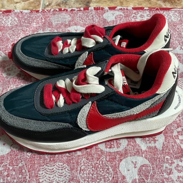 나이키 x 사카이 x 언더커버 LD와플 미드나잇 스프루스 유니버시티 레드