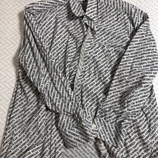 [M] 베트멍 트위스트 셔츠 올오버 로고