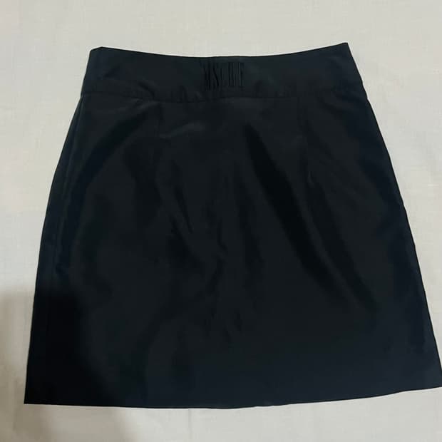 미스치프 새틴 H라인 스커트