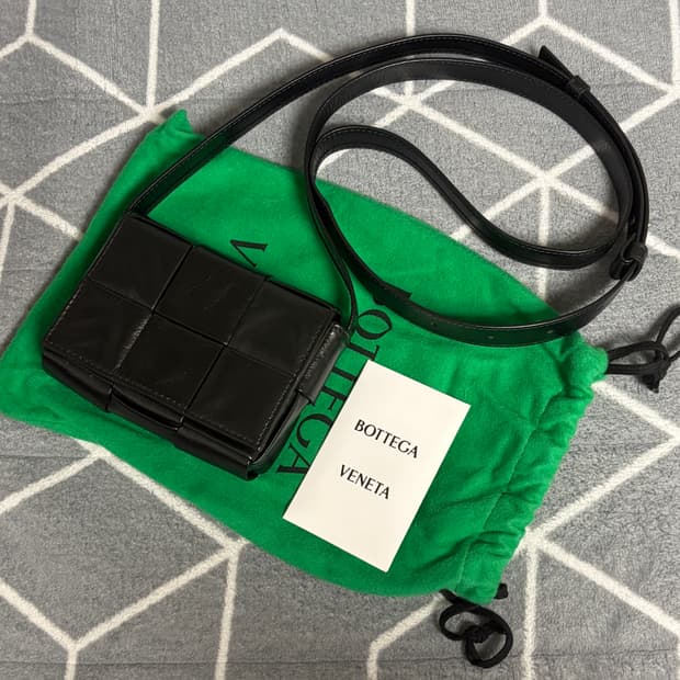 보테가베네타 미니 레더 카세트백 블랙 유광