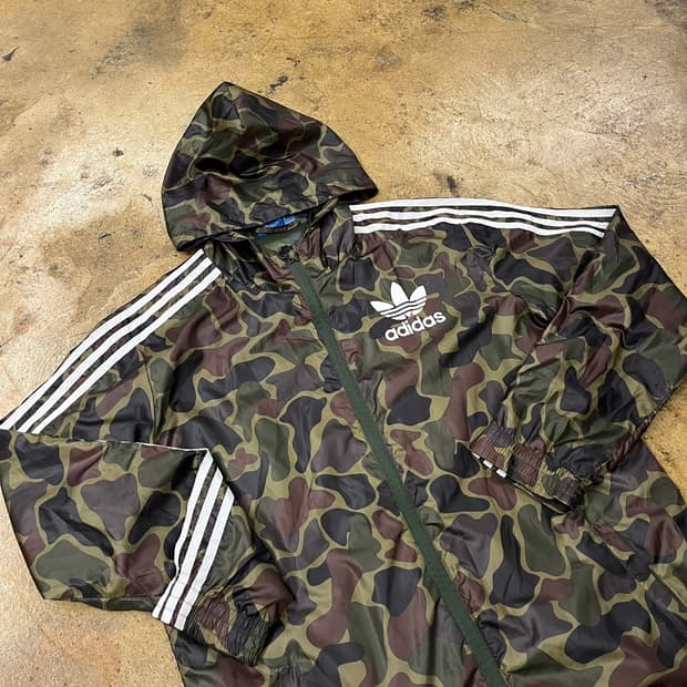 아디다스 밀리터리 카모 바람막이 
