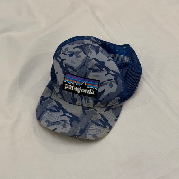 파타고니아 카모 메쉬 트러커 캡 블루
