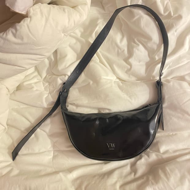 베라왕 크루아상 크로스백 숄더백