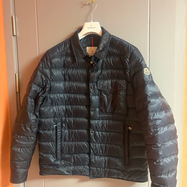 몽클레어 테니브레스 다운 섀킷 나이트 블루 5사이즈 판매합니다.