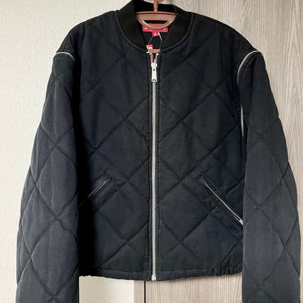 급처)슈프림의 퀼팅 봄버 자켓 블랙 색상 M 사이즈