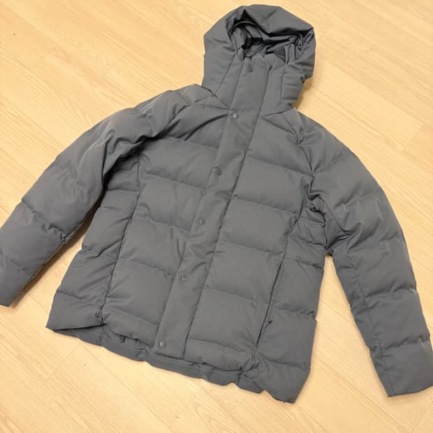 룰루레몬 남성 구스다운 패딩 M사이즈입니다. 색상은 무난한 하늘빛색상 ,