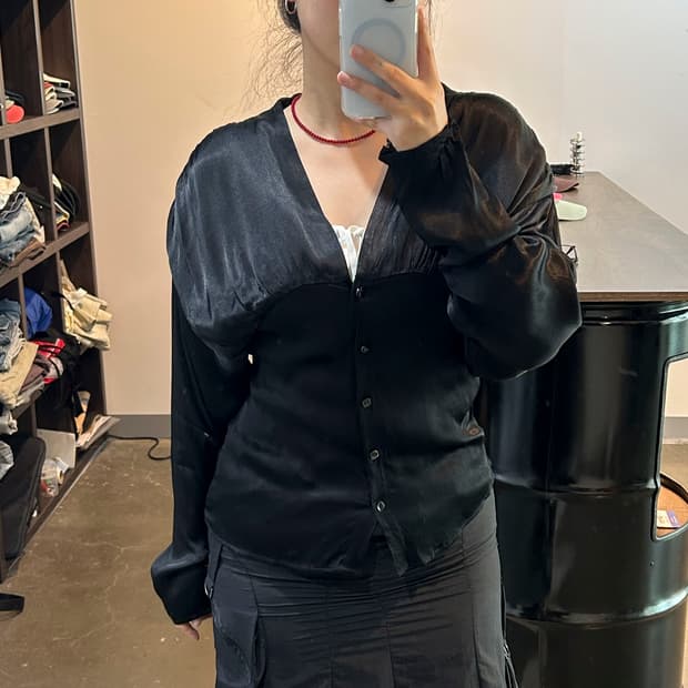 블랙 새틴 드레이프 블라우스