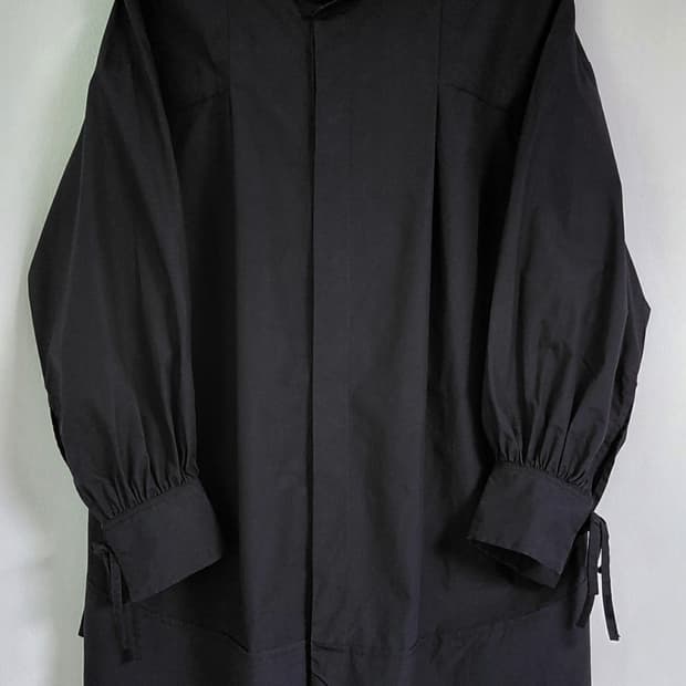 [정품] OMNES Supremo 밴드칼라 볼륨 소매 셔츠 원피스-블랙