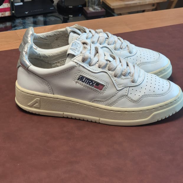 240-245(38) 오트리 메달리스트 로우 스니커 
