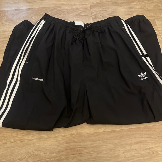 아디다스 x 예스아이씨(Yeseyesee) 콜라보 나일론 삼선 트랙 팬츠