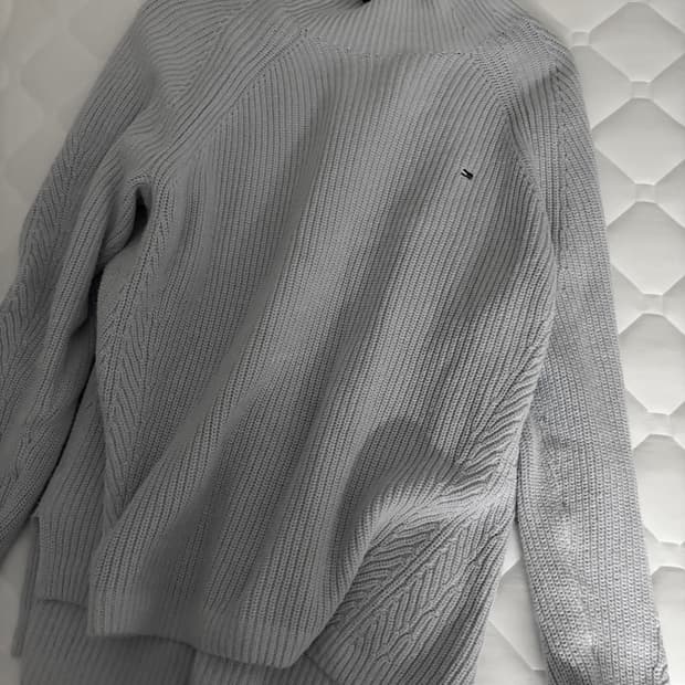 타미힐피거 하늘색 목폴라 니트 