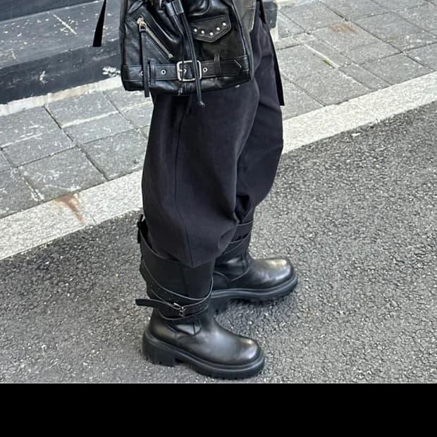 택 o DEINET STUD BELTED MINI BUCKET BAG