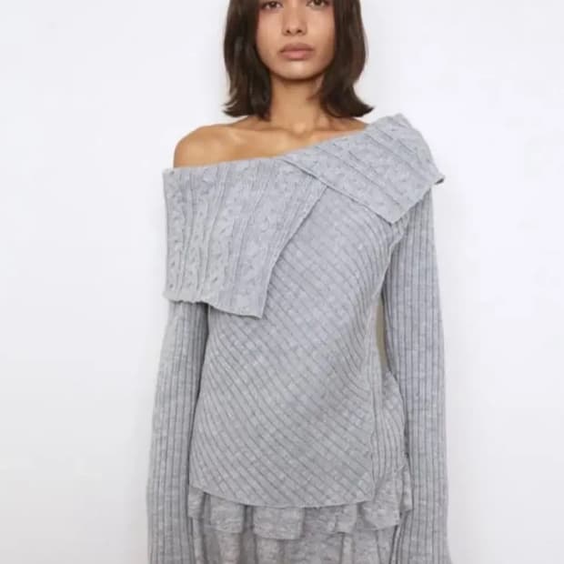 폴리수엠 청키 오프숄더 그레이