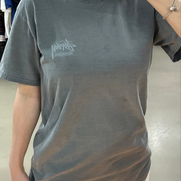 스투시(Stussy)의 피그먼트 워싱 반팔 티셔츠