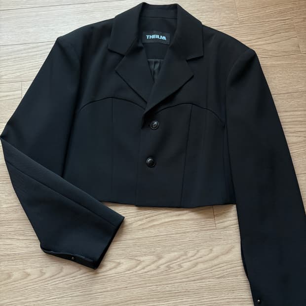 더일마 블랙 크롭 블레이저 