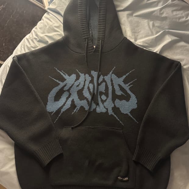 크리틱 GOTH LOGO HOOD KNIT CHARCOAL