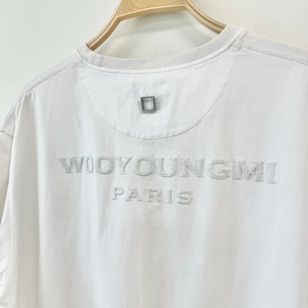 우영미24SS 백로고 반팔 화이트