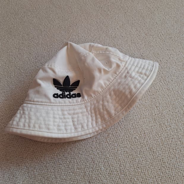 아디다스  버킷햇