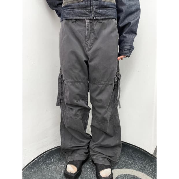 차콜 절개 버클 카고 팬츠