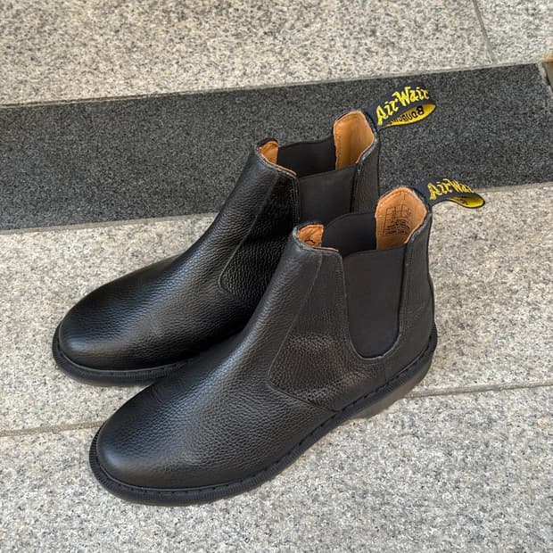 Dr. Martens 2976 첼시부츠 블랙 페블레더 