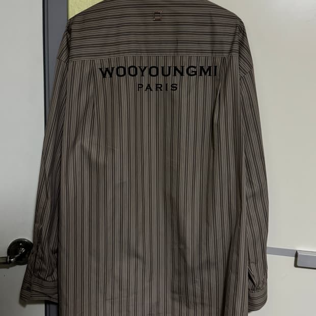 우영미 백로고 스트라이프 셔츠 브라운 48