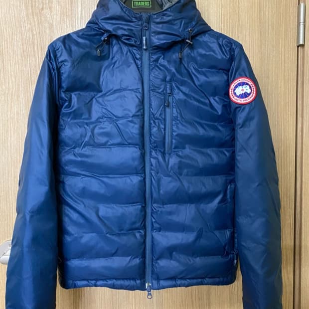 캐나다구스 네이비 패딩 후드 자켓 S사이즈입니다. 상태 좋은 제품이고, 