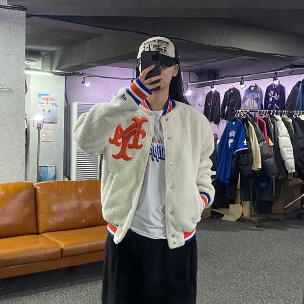 뉴에라 화이트 배색 쉐르파 버튼 자켓 B3188