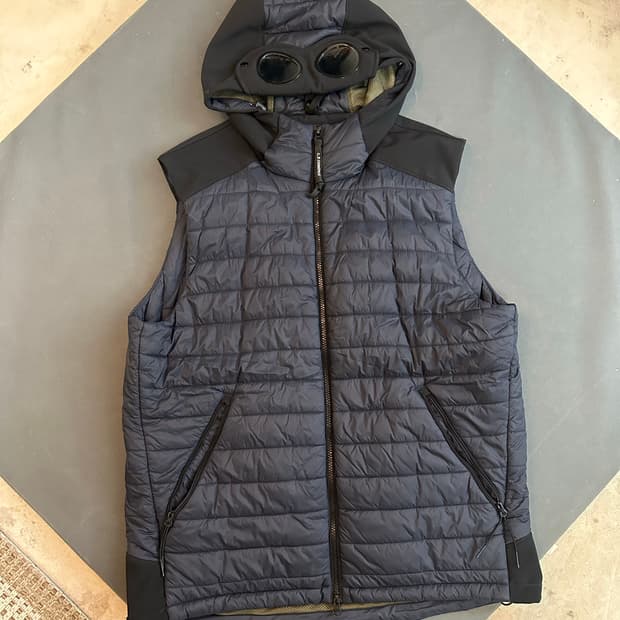 Cp컴퍼니 고글후드 패딩조끼 56size
