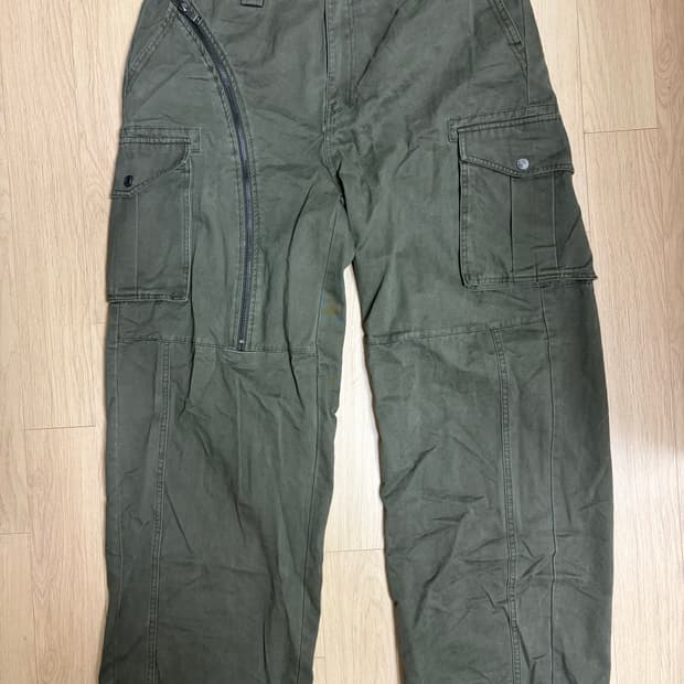 아캄 오블리크 지퍼 카고 팬츠