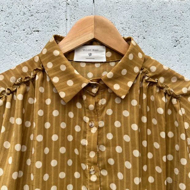 러플 소매 도트 블라우스