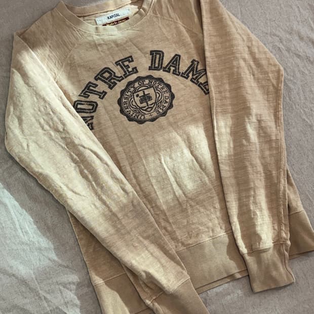 캐피탈 노트르담 베이지 크루넥 롱슬리브