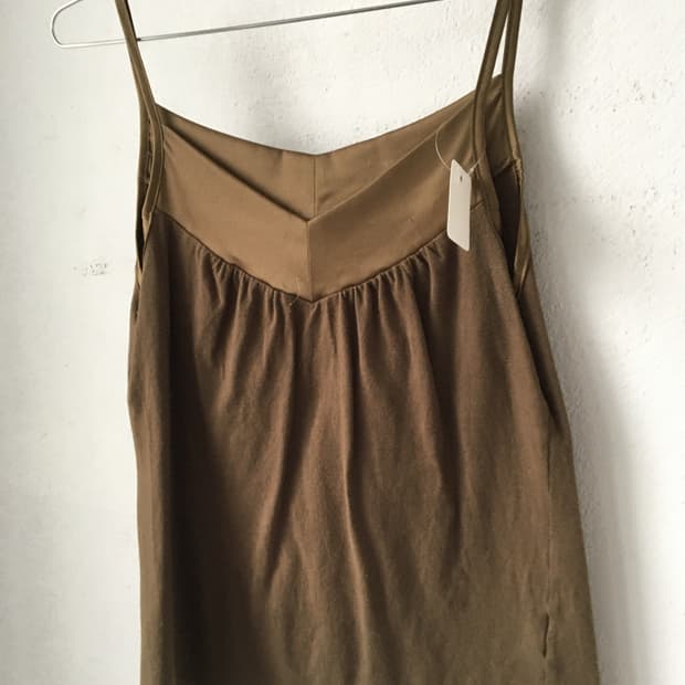 Glossy point sleeveless