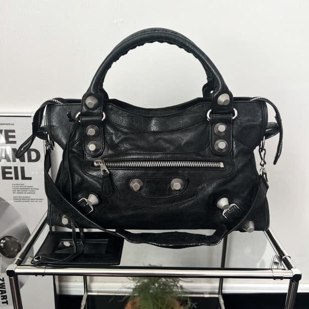 발렌시아가 자이언트 모터백 시티백 구합니다!!