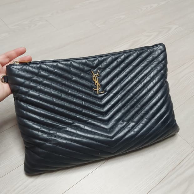 정품 YSL생로랑 쉐브론 마틀라세 블랙 레더 클러치