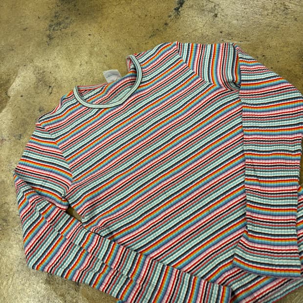 오일릴리 레인보우 스트라이프 단가라 라운드넥 긴팔 티셔츠